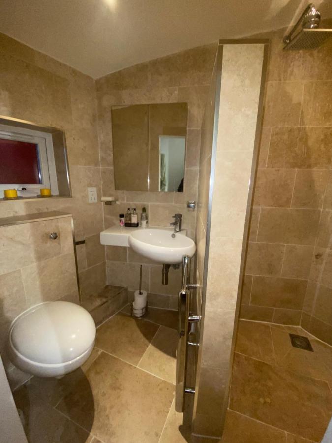 Lovely Entire 1 Bedroom Flat With Patio In Chiswick Superb Location London Ngoại thất bức ảnh