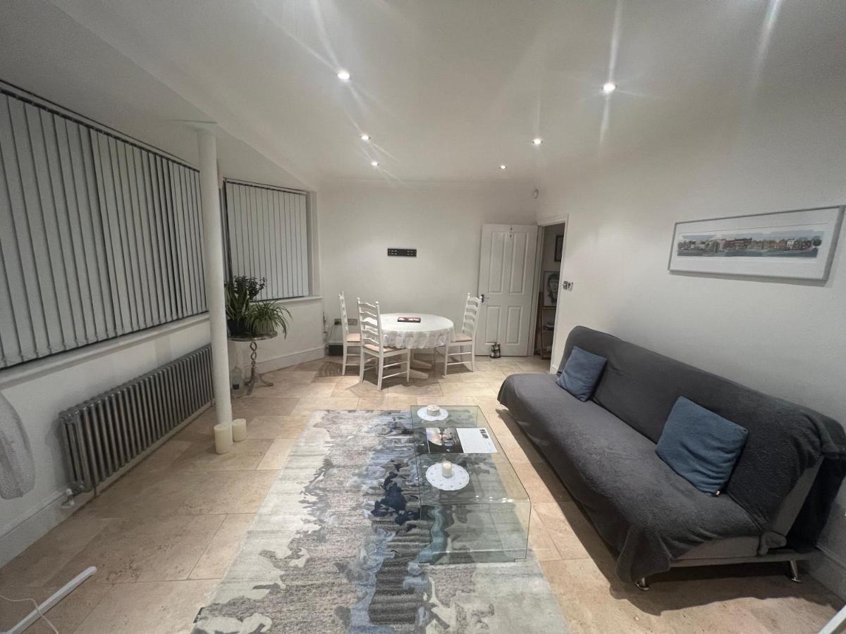Lovely Entire 1 Bedroom Flat With Patio In Chiswick Superb Location London Ngoại thất bức ảnh